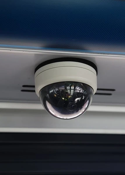 Cámara inteligente instalada en el techo de una unidad