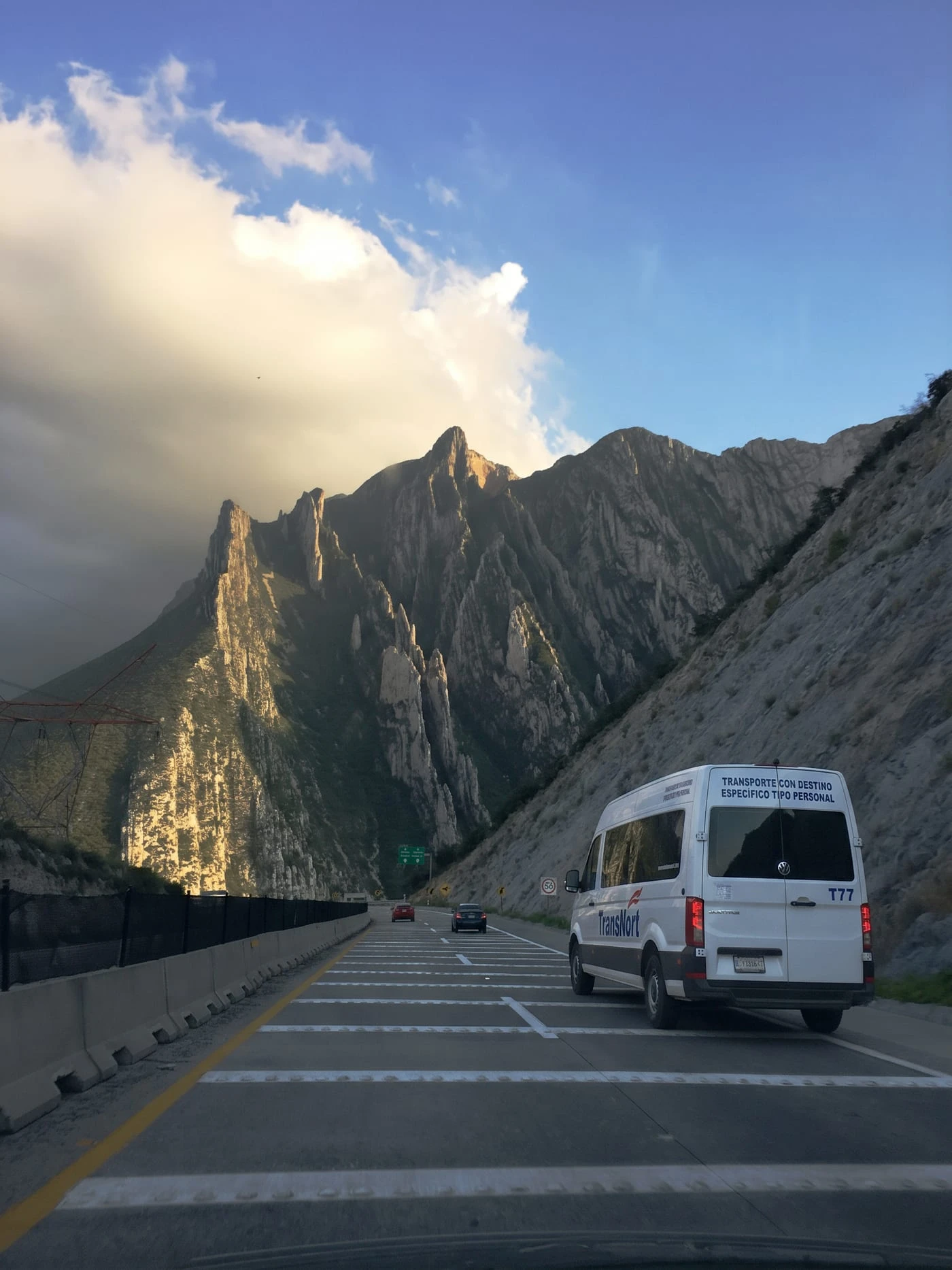 Van TransNort en carretera entre montañas