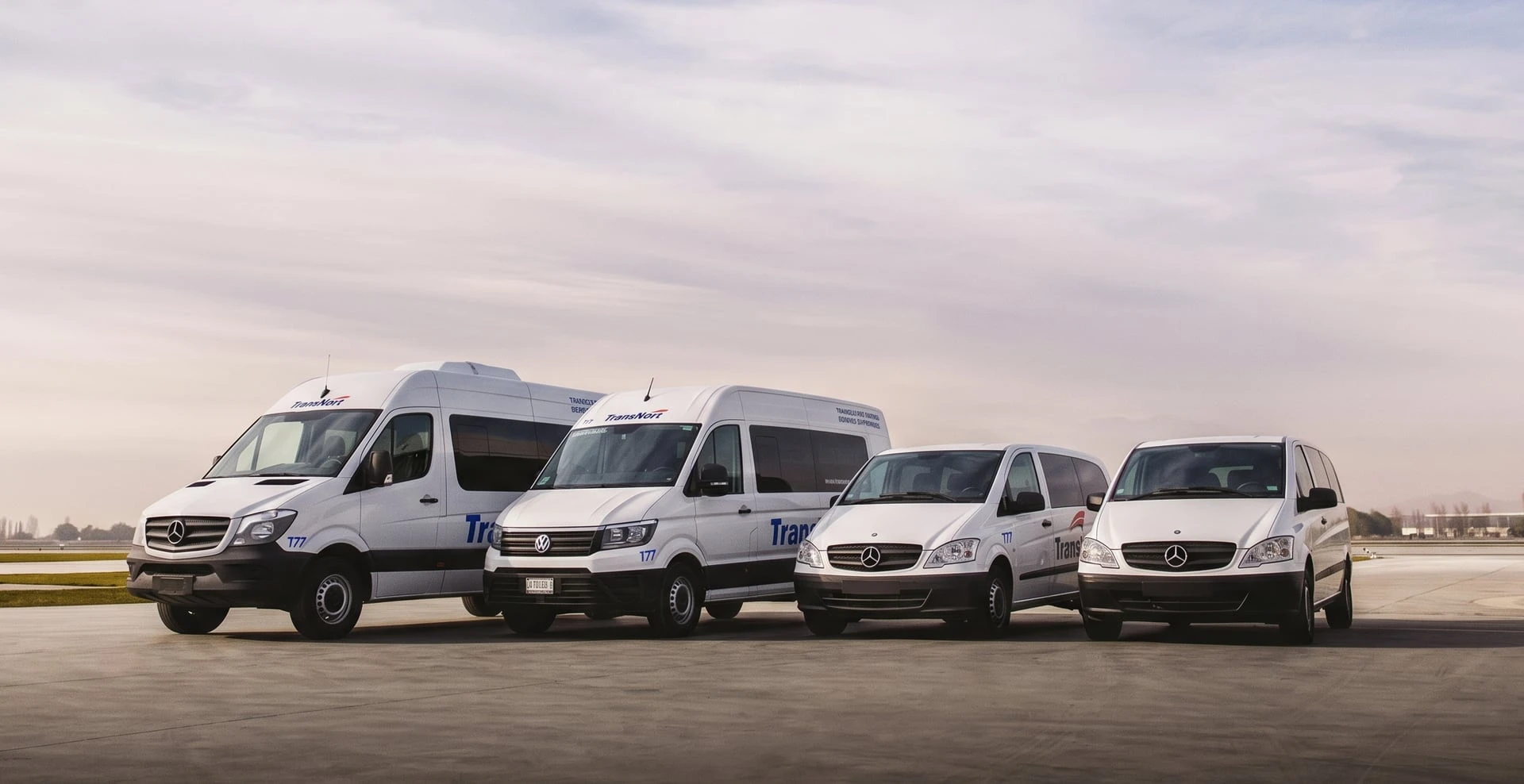 Vans de la flota TransNort de frente